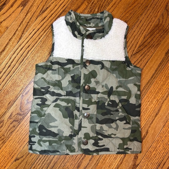 NWOT Boys Mud Pie Camo Sherpa Vest. Size: 4-5T - Picture 2 of 4